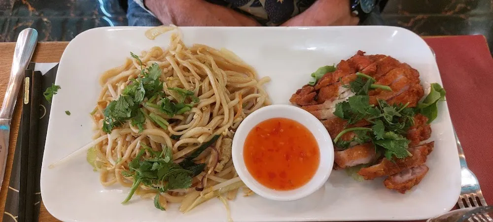 Nouilles Sautées Et Poulet Croustillant